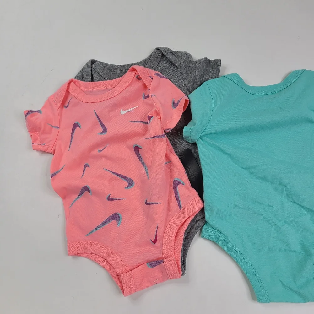 NIKE 3pc Clothing Group - Picture 2 of 3